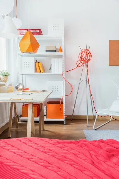 在现代居室中的红色床罩 — 图库照片