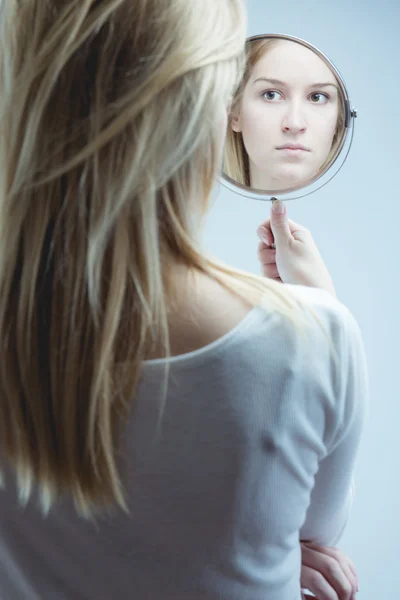 Looking in mirror — Stock Photo, Image