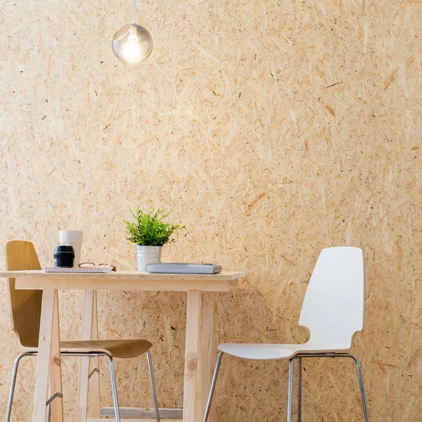 Atelier moderne avec mur en bois — Photo