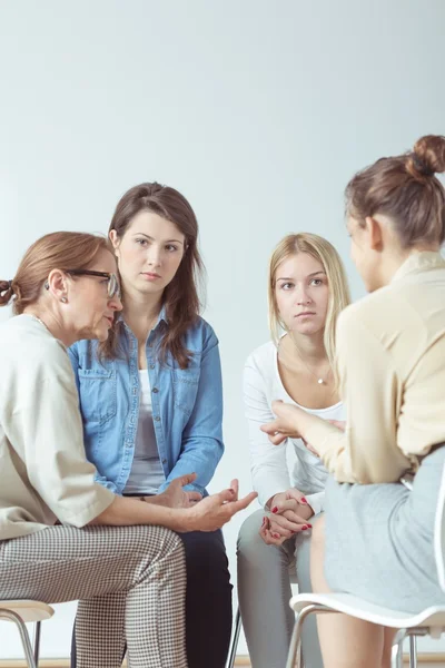 Mujer confiando problema — Foto de Stock