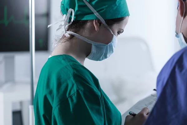 Surgeon and nurse before operation — Stock Photo, Image