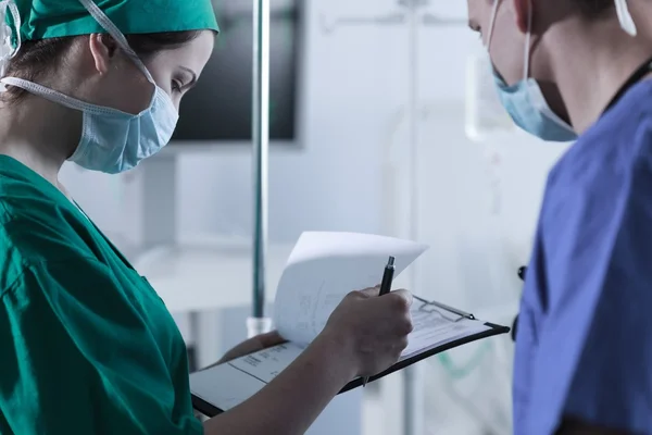 Anesthesiologist discussing conditions for narcosis — Stock Photo, Image