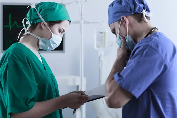 Médicos hesitantes em fazer cirurgia — Fotografia de Stock