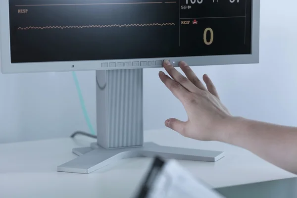 Krankenschwester schaltet Elektrokardiogramm ab — Stockfoto