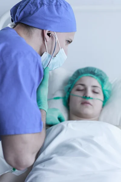 Медик осмотрел человека после операции — стоковое фото