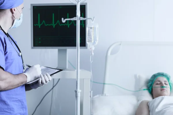 Krankenschwester überwacht lebenswichtige Funktionen des Patienten — Stockfoto