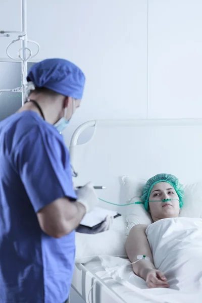 Surgeon asking patient several questions — Stock Photo, Image