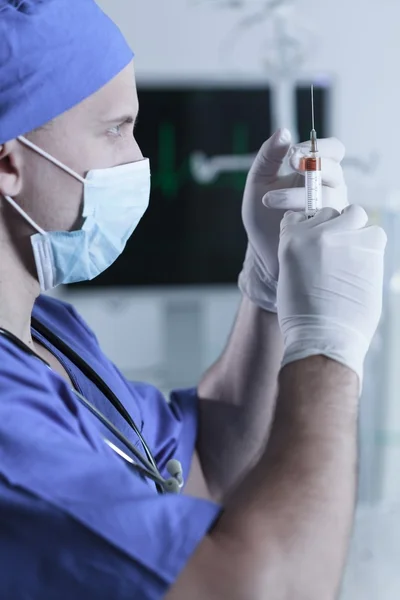 Анестезиолог готовит инъекцию наркотика — стоковое фото