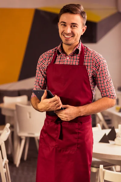 Jeune homme travaillant au restaurant — Photo