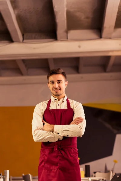 Guapo cocinero en delantal — Foto de Stock