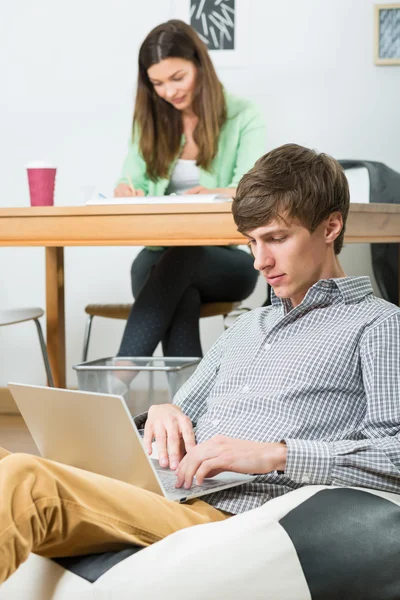 Homem trabalhando no laptop — Fotografia de Stock