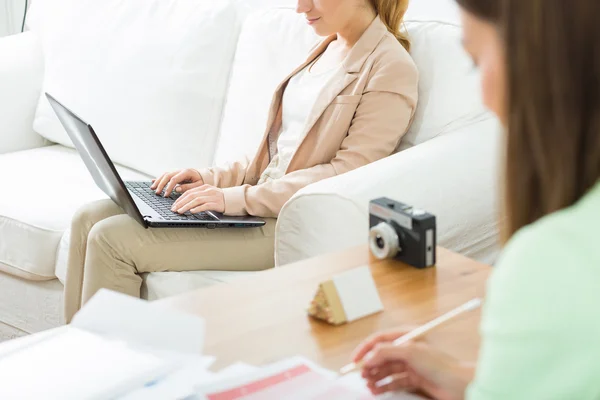 Two self-employed creative women — Stock Photo, Image