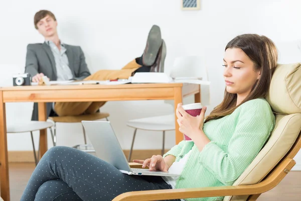 Férfi és nő, miután a break — Stock Fotó