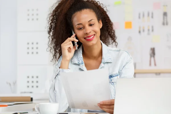 Vrouw en haar ontwerpstudio — Stockfoto