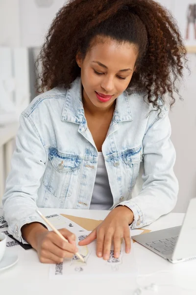 Frau arbeitet im Grafikatelier — Stockfoto