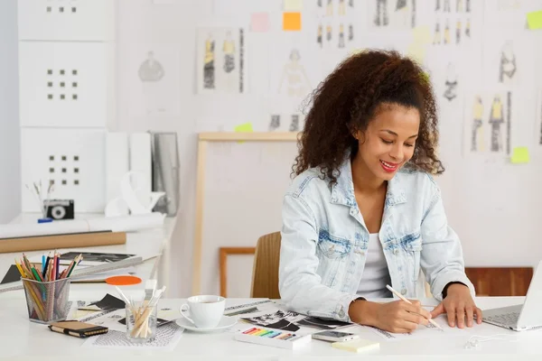 Mujer artística durante el trabajo — Foto de Stock