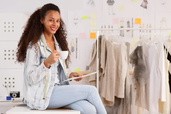 Fleißiger Designer macht Pause — Stockfoto