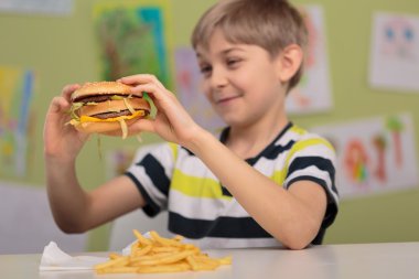 Çocuk hamburger için iştah ile