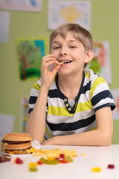 Мальчик с нездоровой диетой — стоковое фото