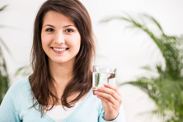 Frau trinkt gesunde Getränke — Stockfoto