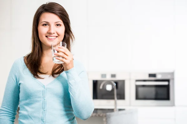 Vrouw met glas water — Stockfoto