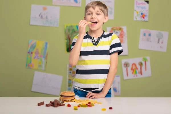 Jongen verslaafd aan Fast-Food — Stockfoto