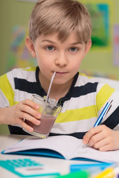 カロリー ココアを飲む子供 — ストック写真