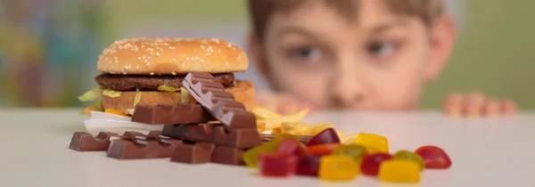 Мальчик и нездоровая еда — стоковое фото