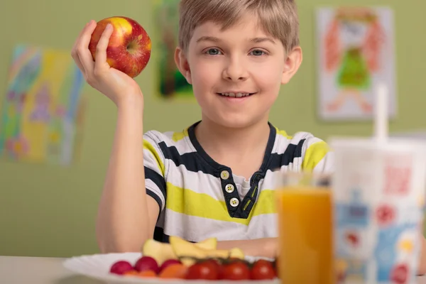 Voor de gek houden van rode appel — Stockfoto