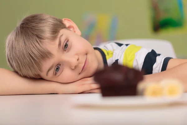 Хлопчик залежний від цукерок — стокове фото