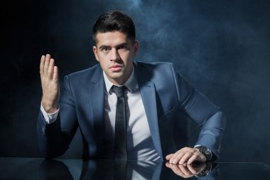 Kızgın işveren iş görüşme sırasında