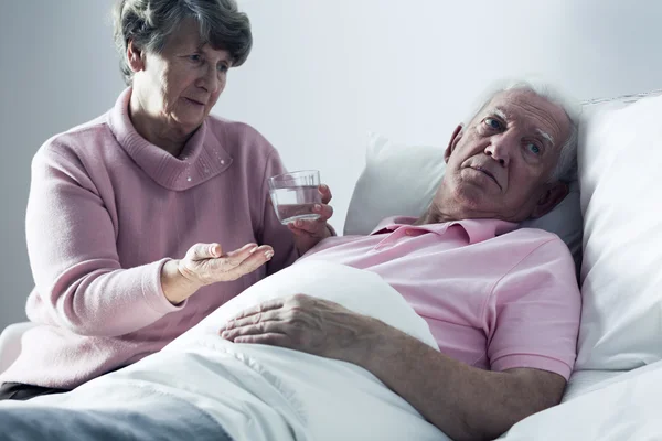 Gammal man förkasta mediciner — Stockfoto