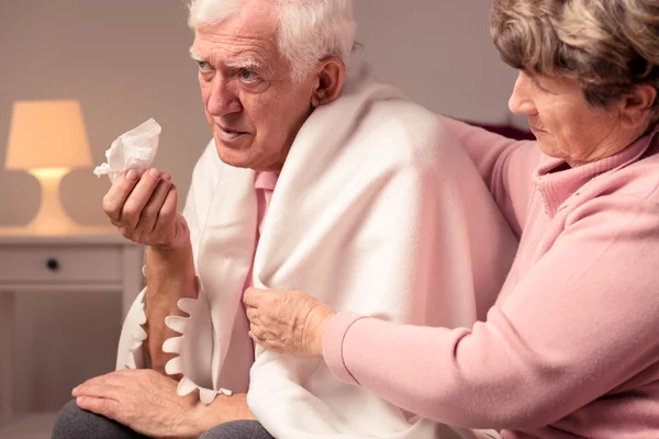 Frau unterstützt ihren kranken Mann — Stockfoto