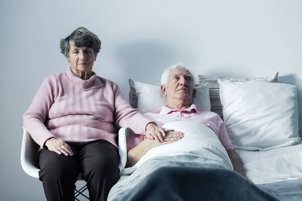 Женщина помогает неизлечимому больному мужу
