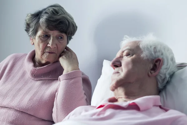 Zieke man tijdens de behandeling in het ziekenhuis — Stockfoto