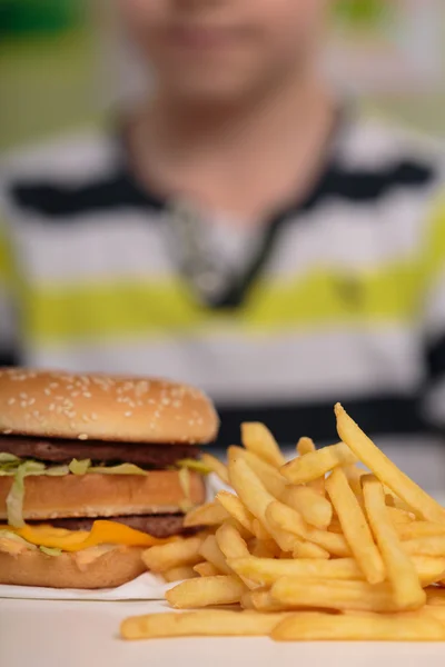 Jongen en junkfood — Stockfoto