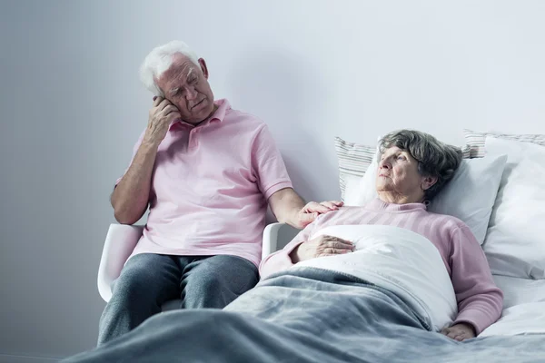 Ondersteunende dodelijk zieke vrouw man — Stockfoto