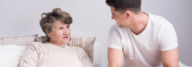 Büyükanne ile konuşurken torunu