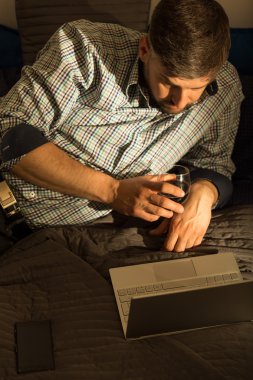 Dizüstü bilgisayarda film izleyen adamım