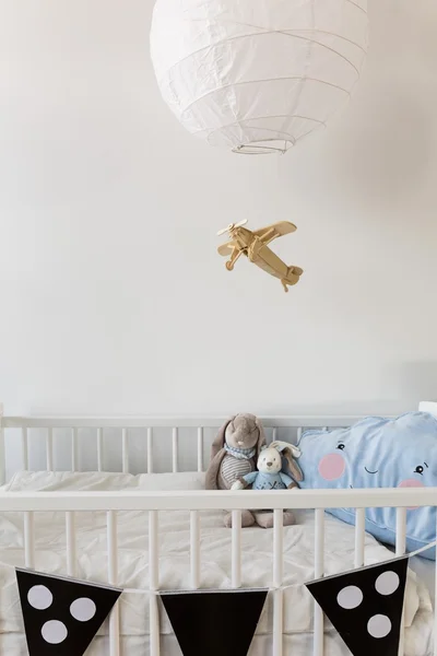 Vit spjälsäng för nyfödda barn — Stockfoto