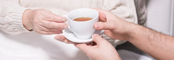 Sirviendo té caliente — Foto de Stock