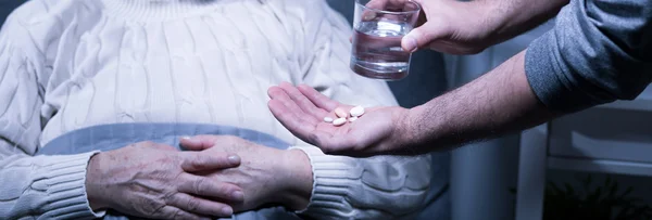 Giving the pills — Stock Photo, Image