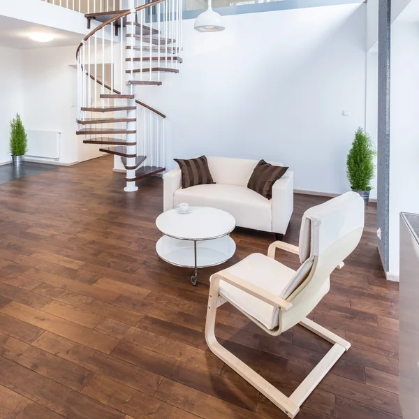 Treppe in eleganter Wohnung — Stockfoto