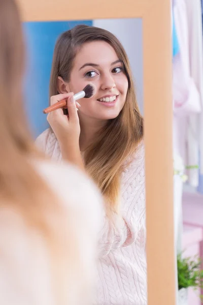 Menina adolescente usando escova de pó — Fotografia de Stock