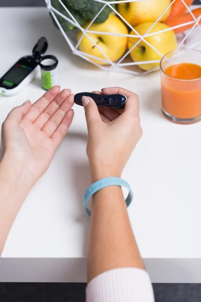 Checking glucose level — Stock Photo, Image