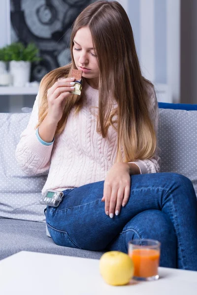 Femme diabétique contrôlant le taux de glucose — Photo