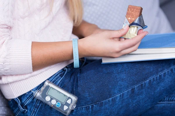 Diabetické ženy jíst sladkosti — Stock fotografie