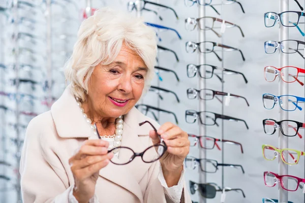 Mujer probándose gafas — Foto de Stock