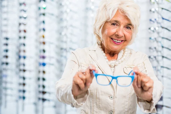 Lächeln Optiker geduldig — Stockfoto