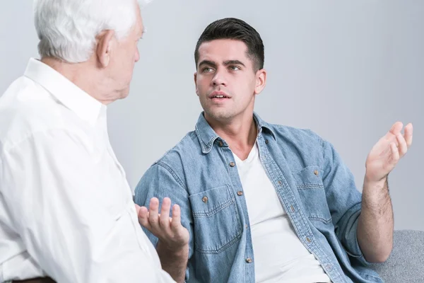 Homem conversando com o pai — Fotografia de Stock
